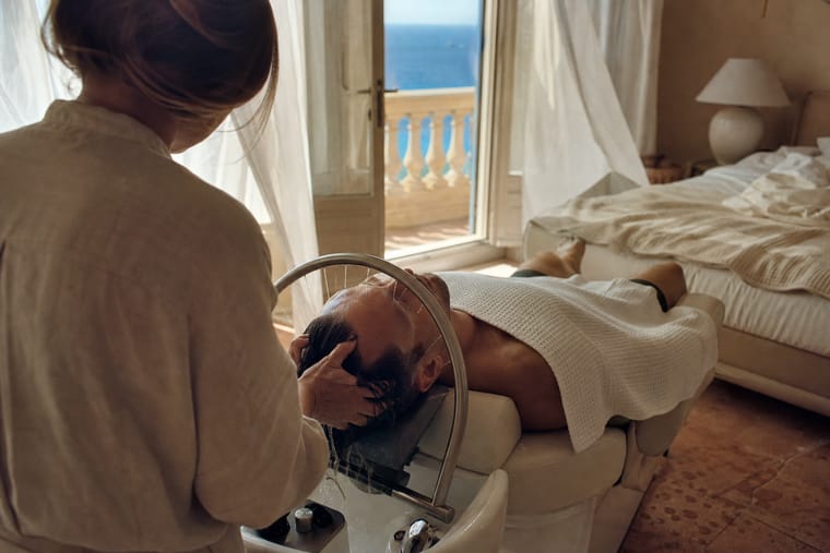 Poste de head spa installé dans une suite d'hôtel face à la mer