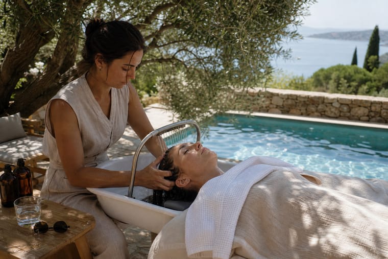 Poste de head spa au bord de la piscine d'une villa